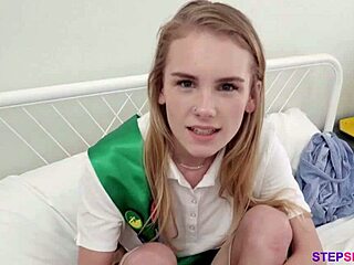 Jewelz Blu og Natalie Knight i Slut Scouts knuller med dypthroat og hundestilling