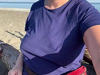 En una playa pública con travesuras en una fuente enorme