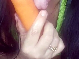 wow, such rico placer with my zanahoria toy! 🥕