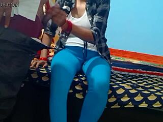 바비가 침대에 누워 방에서 세게 박힘