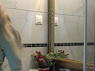 Sıcak Seksi Sarışın Karı Banyoda Külot Değiştiriyor