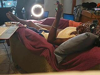 Dulce amateur ébano chupa y rebota su gran culo en compilación caliente