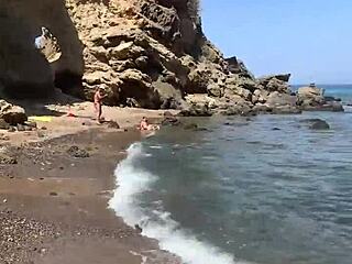Anna Polina nyter interracial møte på Ibiza-stranda offentlig
