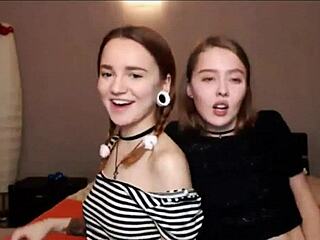 Teen lesbické kamarádky prozkoumávají těla s divokou vášní.