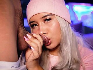 Jeg kaller på min søte klassekamerat for å suge og leke med kukken hans