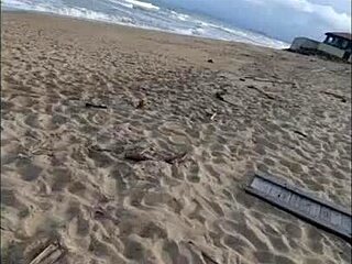 Beach encounter starts with a kiss and ends intimately