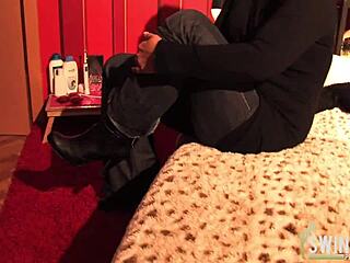 Jeg nyter tre lesbiske som bruker leker på grillfesten