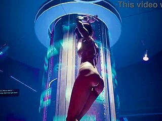 Sexy cyber-babe Lucy viser frem stram naken kropp