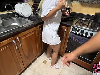 Madrastra Caliente Milf Folla Hijastro en Cocina