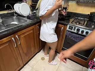 Madrastra Caliente Milf Folla Hijastro en Cocina