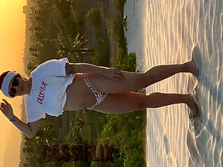 Chytil mámu Noel masturbovat venku v prádle a donutil ji cumovat