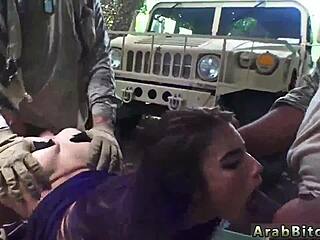 Holka dostane tvrdý sex v bisexuální vojenské realitě