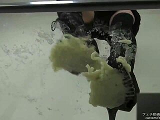 Fetiche foodcrush asiática japonesa pisando macarrão em botas e sapatos