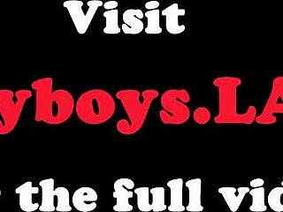 กะเทยไทยนมเล็กช่วยตัวเองบนเตียงในมุมใกล้ชิด