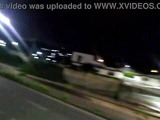 Varljiva punca s prijateljem zunaj