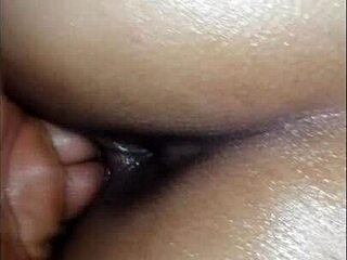 Kız arkadaşın evini ziyaret: Masaj yoğun sikmeye ve anal'e dönüşüyor!