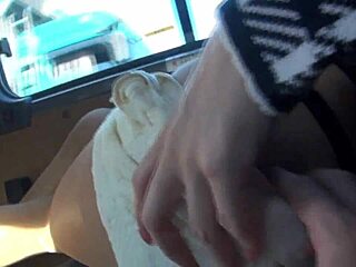 Hej, hočeš videt japonske vroče punce, kako cuckajo ogromen kurac in se izmenjujejo pri nategovanju?