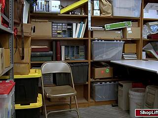 Waarom kreeg winkeldief gladde kut hard geneukt?