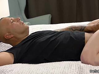 Roztomilá holka roztáhne těsnou kundičku pro první defloraci