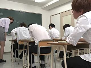 مايوكو أوكامورا تبلل بالكامل في فصل هزة الجماع الصامت!