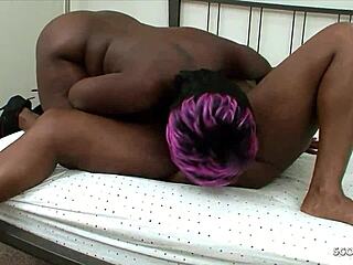 Teen ebony incinta 18+ squirta latte dal seno in azione lesbica calda con BBW