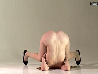 Sofia Zhiraf, Κοκαλιάρα Σέξι Ξανθιά, Επιδεικνύει Ευλύγιστες Κινήσεις στον Καναπέ