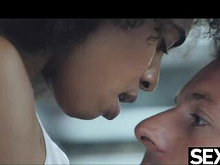 美しい黒ブラジリアンベイブがモーニングコーヒーと蒸し暑いキッチン遭遇を楽しむ