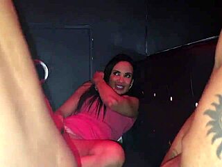 Non ci credo, 'sta sposata molla il marito per festini swing selvaggi