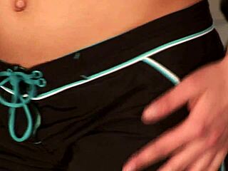 데미가 체육관에서 섹시 동작 보여주는 중?