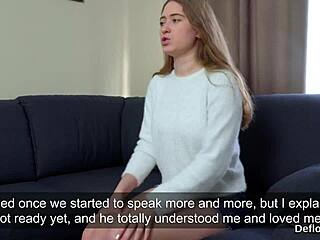 Nana excitante doigte sa chatte serrée jusqu'à orgasme sauvage.