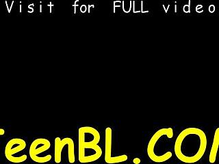 वाह, जवान 18+ लड़कियां लस्टी सेशन में बॉल्स चाटती हैं!