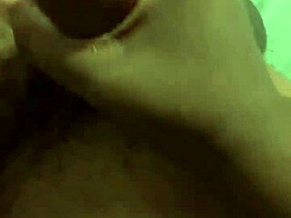 Isteri aku bagi handjob dan cumshot