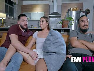 fångad fingrar Violet Reign bredvid hennes man