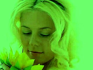 Gadis Berpakaian Maya Perah Bokongnya Sendiri. Main Enema Jadi Aneh di Close-Up.