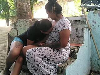 Eldre dame avbrutt av ung lesbisk som lengter etter oral action hjemme