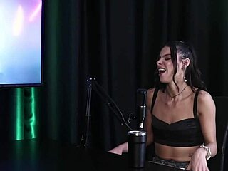 Ela não fica confortável em ser submissa e o fetiche!