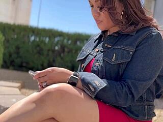 Pinay aux gros seins gémit fort en levrette et pipe intense