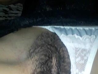 minha mulher se divertindo sosinha na cama