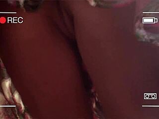 Pinta Com Meu Pinto - Dona De Casa Varrendo O Quintal E Mostrando A Buceta, Na Verdade Com Vontade De Dar A Bunda!