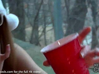 Opitá horúca dievka strieka do pohára počas divokého castingového rozhovoru v USA. Jej prvýkrát šokoval všetkých!