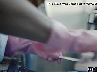 Scarlit Scandal blev så uttråkad att hon förförde budkillen Jake Adams för het action