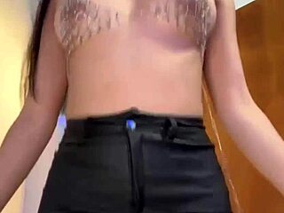 hey, found my new outfit for dancing tonight! tell me if ya like it, ok?