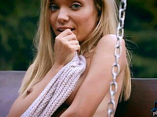 Fantastisk røv russisk blondine Zhenya Belaya stripper udendørs i skoven