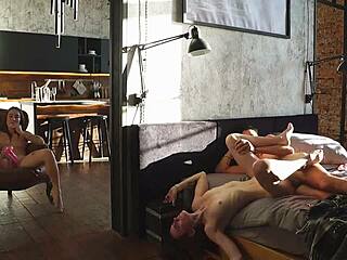 ว้าว! คู่รักแท้แอบทำเซ็กส์สามคนหลังกำแพงด้วยของเล่น