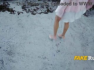 سمراء روسية ساخنة تكسب فلوس وهي مسافرة برا