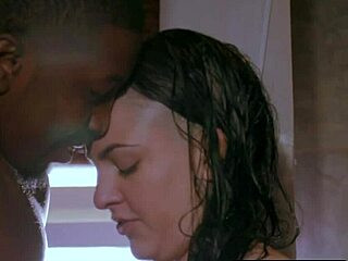 Fræk stedsøster 18+ længes efter intens action med sort pik