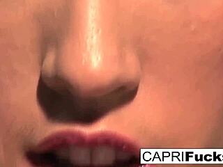 Capri Cavannis ดื่มด่ํากับความสุขของตัวเองด้วยหน้าอกที่สวยงามและช่องคลอดที่ชื้น