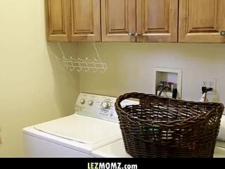 義母が女の子をオナニー中に捕まえる - トリニティ・セント・クレアとコービー・リー