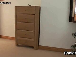 Ох, измамницата лейди Сония показва огромните си цици, не мога да повярвам!