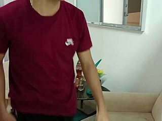 mi hermanastro viendo porno junto a mi me pongo cachonda y terminamos follando se vino adentro historia completa